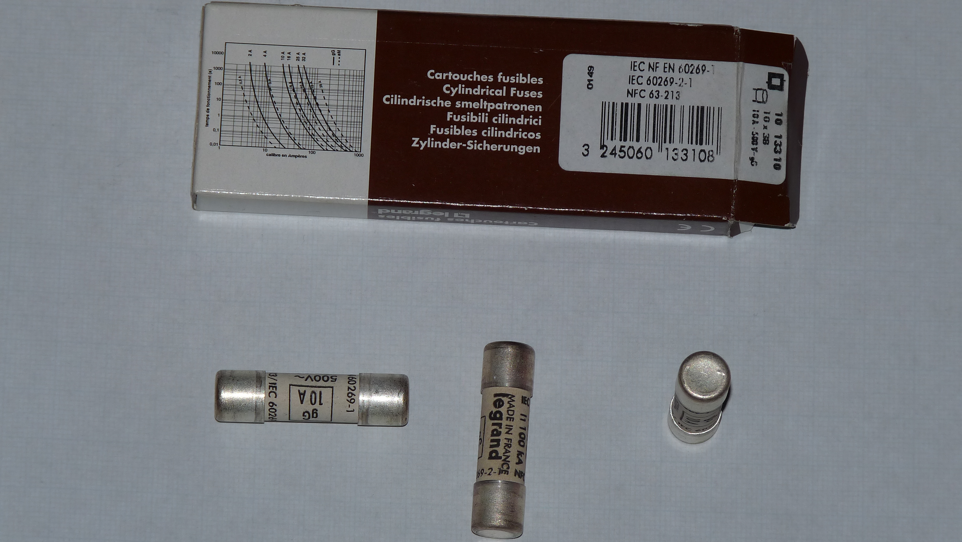 Trois cartouches fusibles cylindriques hors installation et leur emballage Legrand ; 10 A, gG et 500 V sont visibles sur une cartouche.