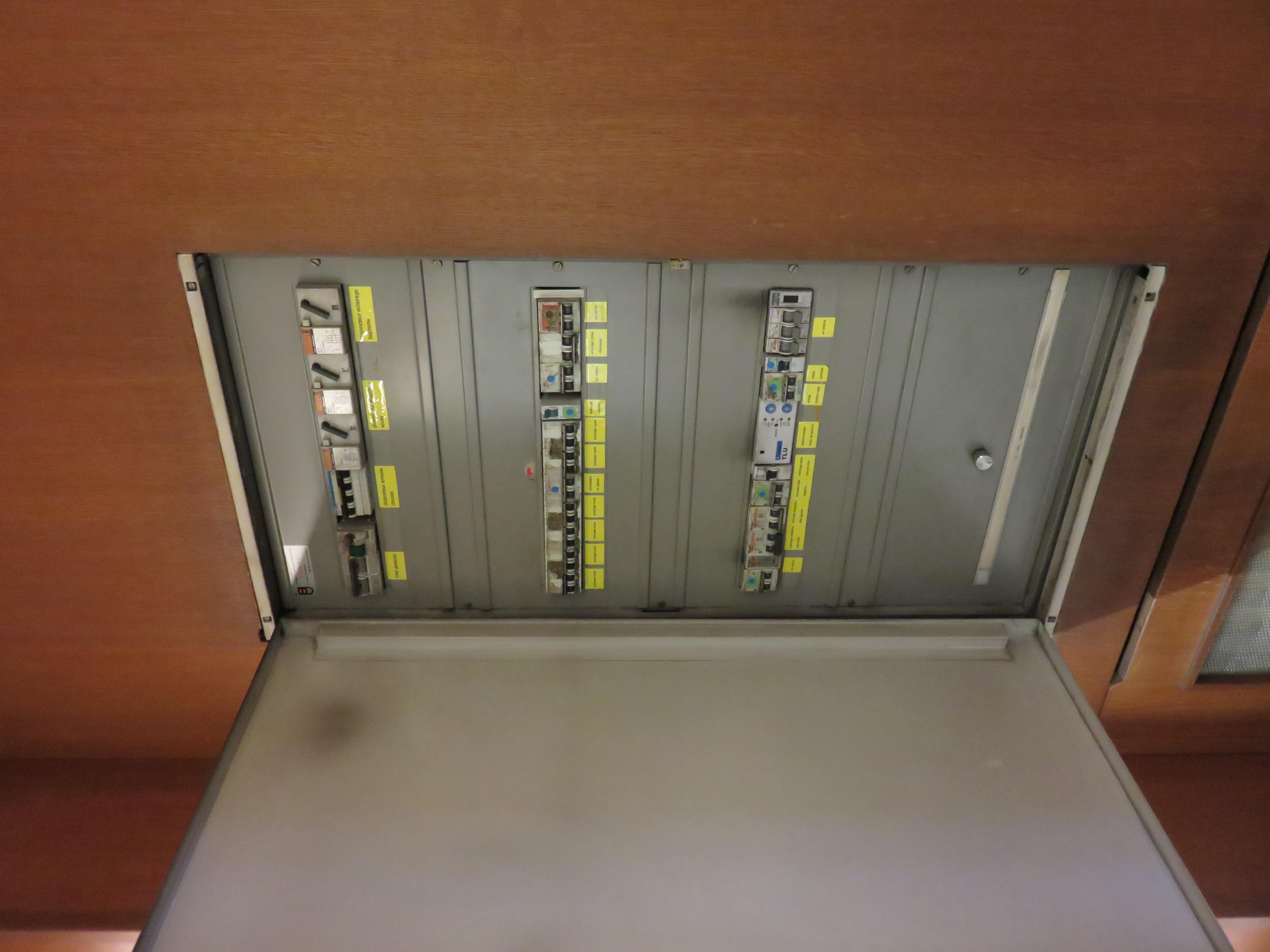 Armoire électrique à Lyon avec plusieurs rangées de commandes accessibles, plastrons en place et aucun câblage intérieur exposé.
